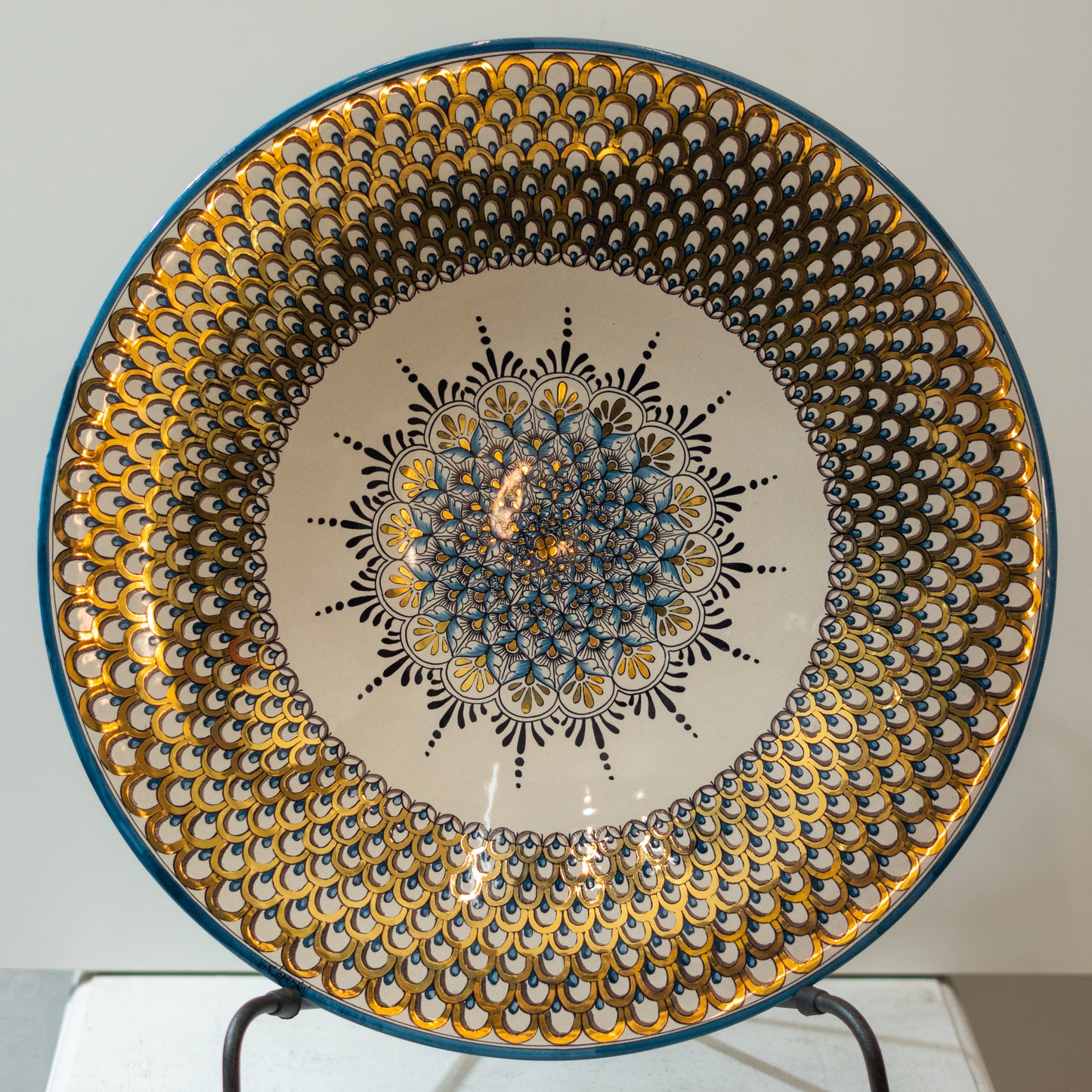 Plate Ø 35 cm. with gold pattern 006