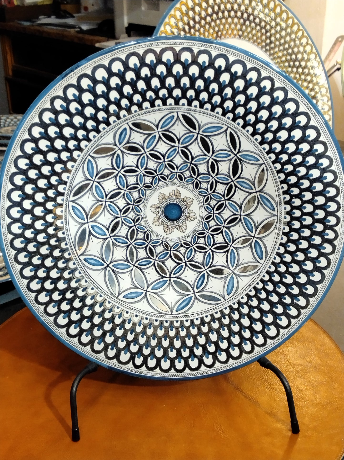 Plate Ø 35 cm. With platinum - pattern 092